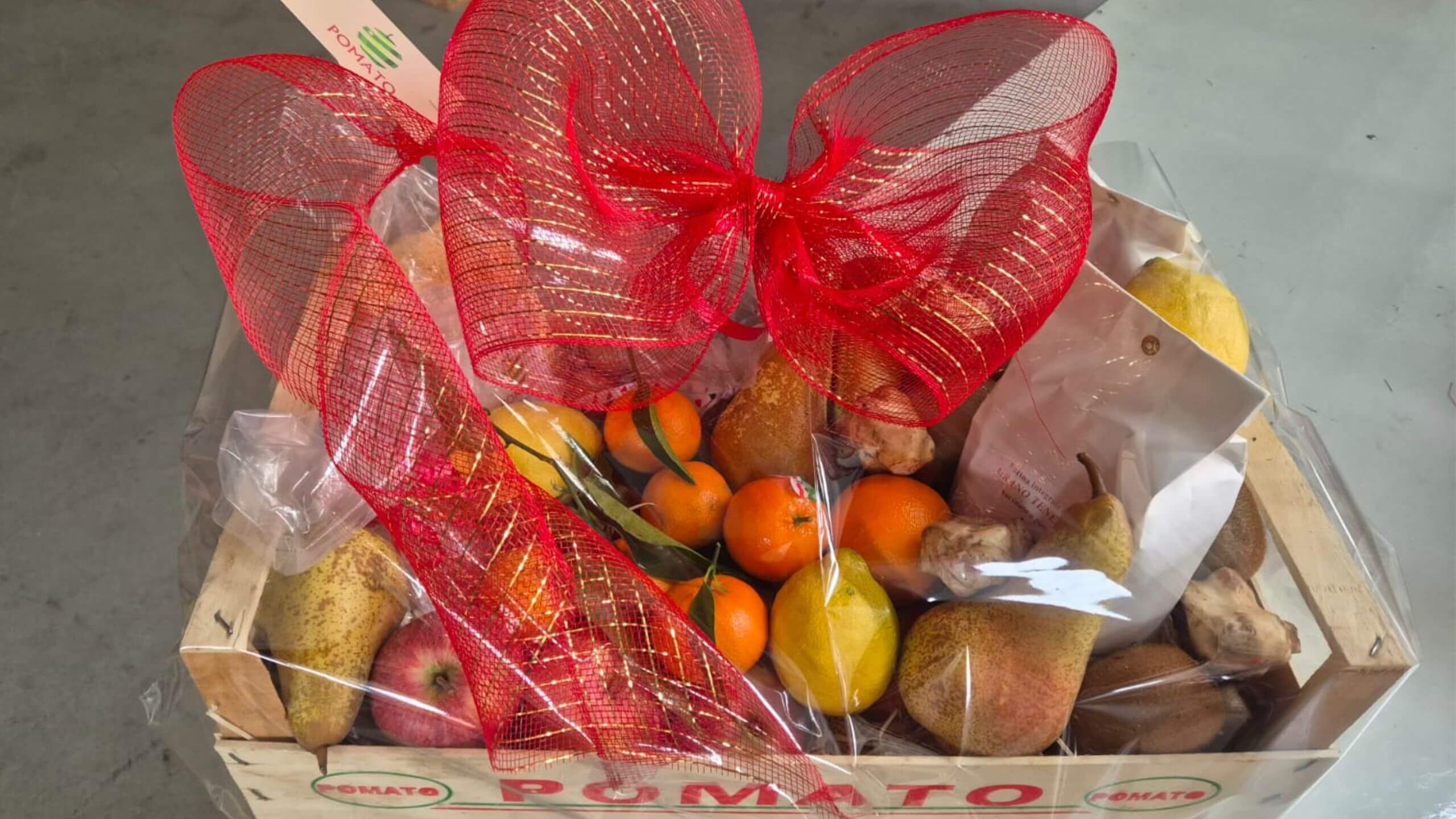 cesto natalizio con frutta, verdura e confezionato di farina