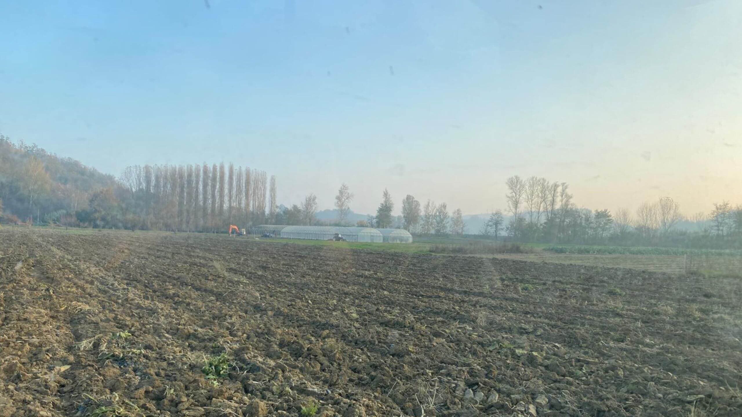 campo arato con cielo azzurro