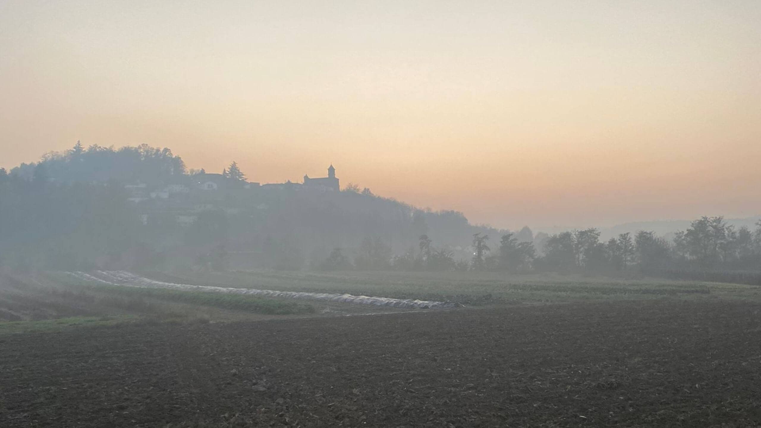 campo arato e tramonto